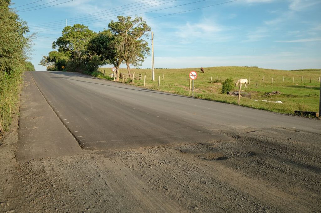 Rodovia BR-101 no Sul catarinense, com vegetação e planícies no entorno, ilustrando o acesso à região de Santa Rosa do Sul