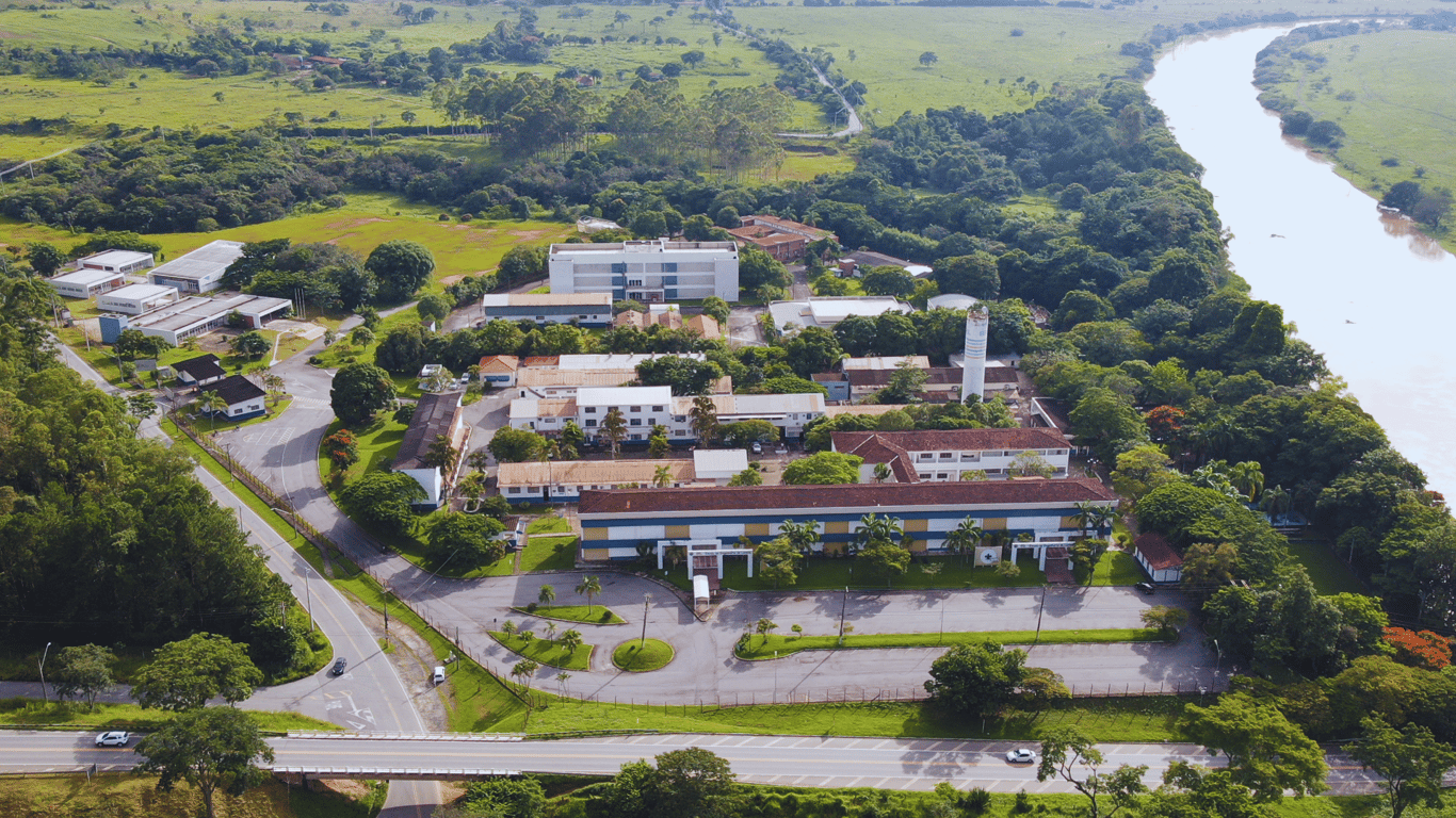 Campus da EEL-USP em Lorena, com prédios acadêmicos e áreas verdes