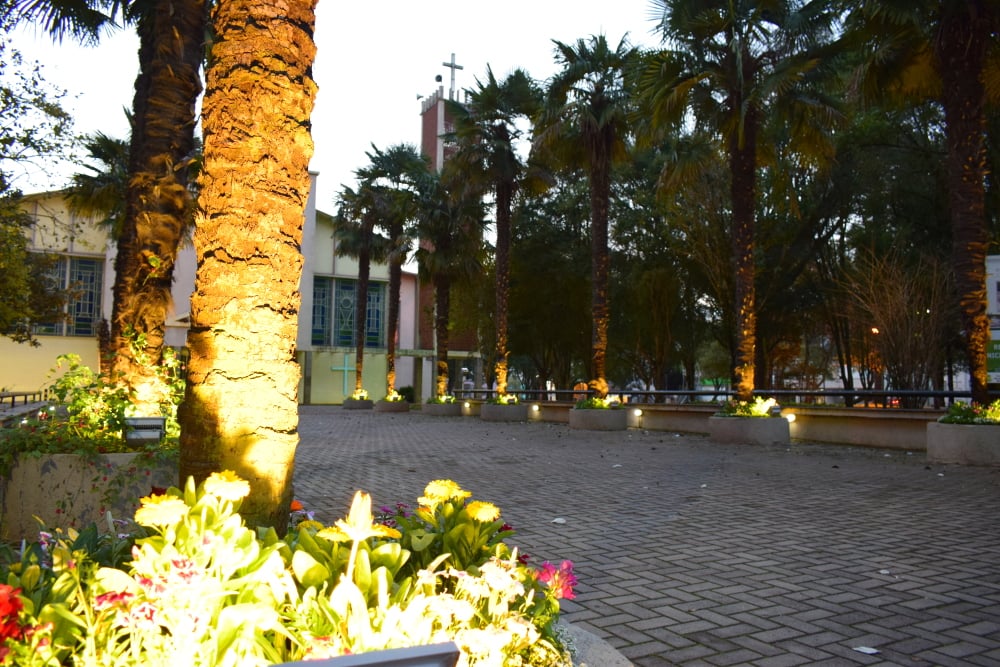 Centro de Ibiraiaras, com praça e igreja ao fundo