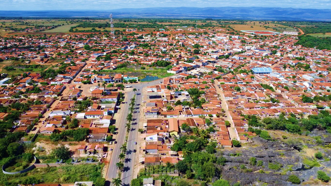 Vista urbana do interior da Bahia, com prédios baixos e céu azul