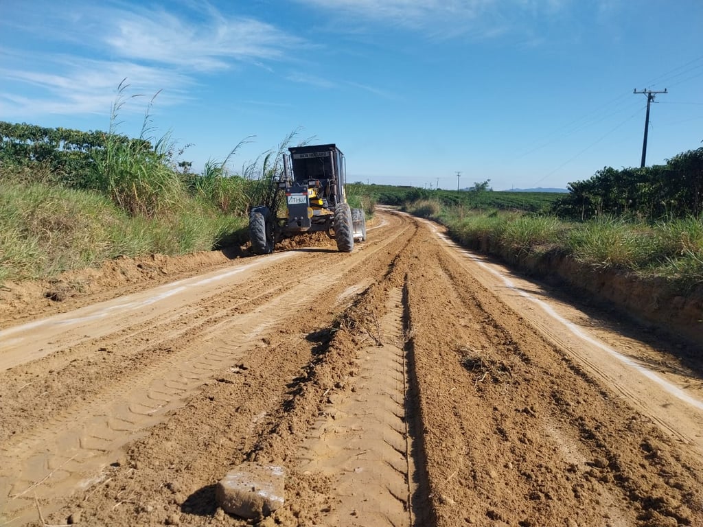Motoniveladora em manutenção viária municipal
