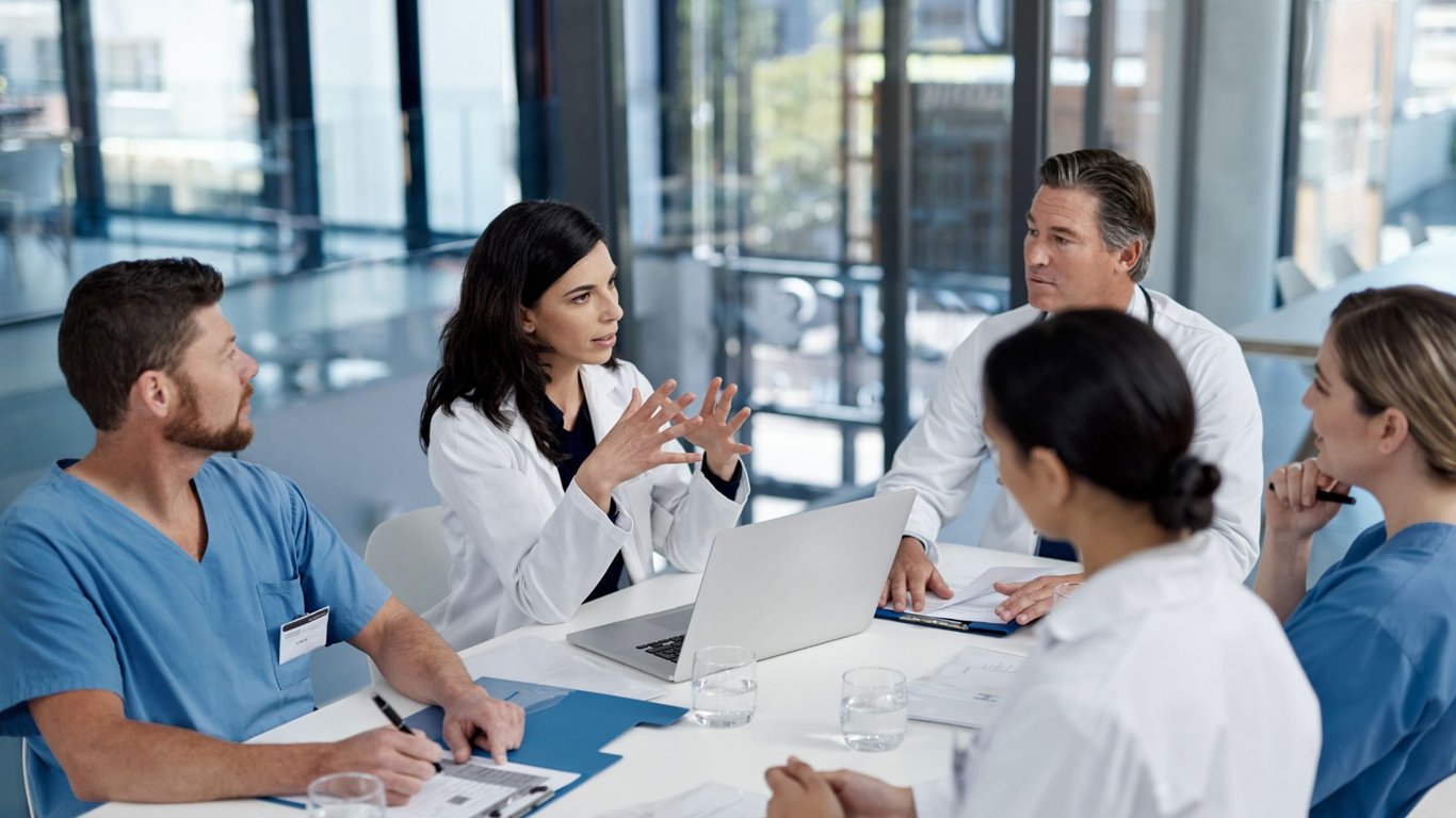 Equipe multiprofissional em reunião de cuidado