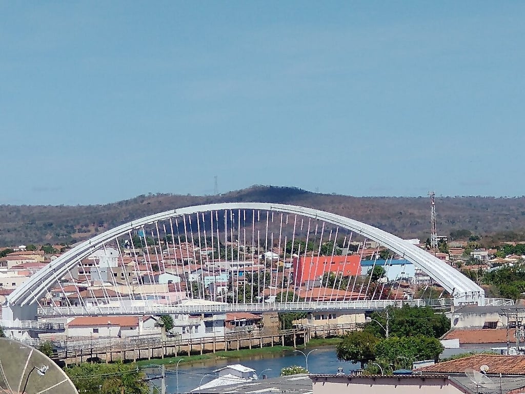 Vista do Rio Corrente e ponte em Santa Maria da Vitória BA, no fim da tarde