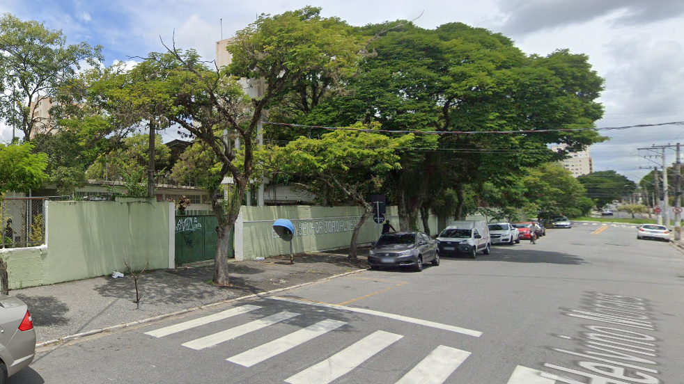 Cenário urbano em Taubaté (SP), com vias e área arborizada em dia claro