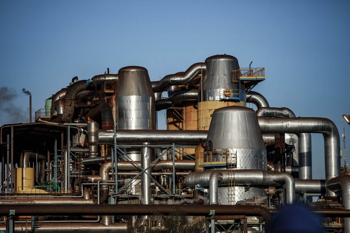Usina sucroalcooleira ao pôr do sol, com chaminés e silos, simbolizando a força da agroindústria no interior paulista