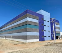 Fachada do campus da UFERSA em Mossoró RN, com prédios modernos e céu azul.