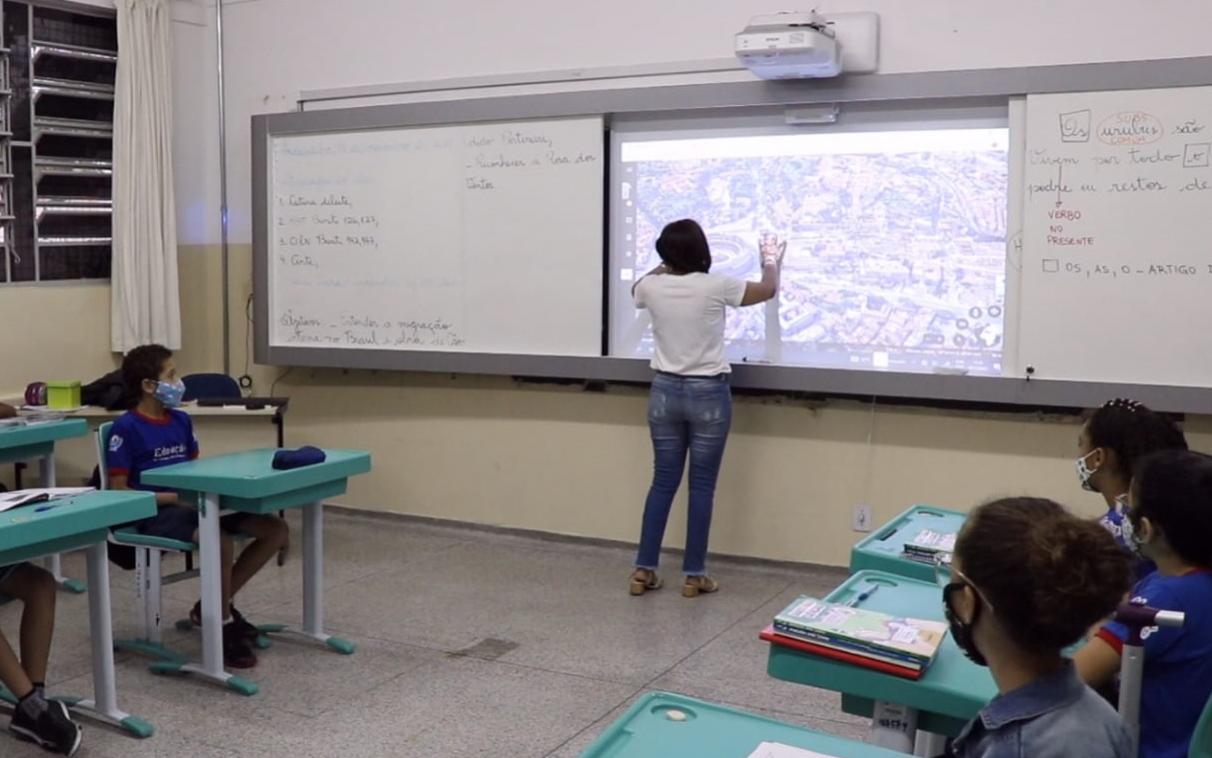 Sala de aula técnica com projetor e turma do Ensino Médio Técnico