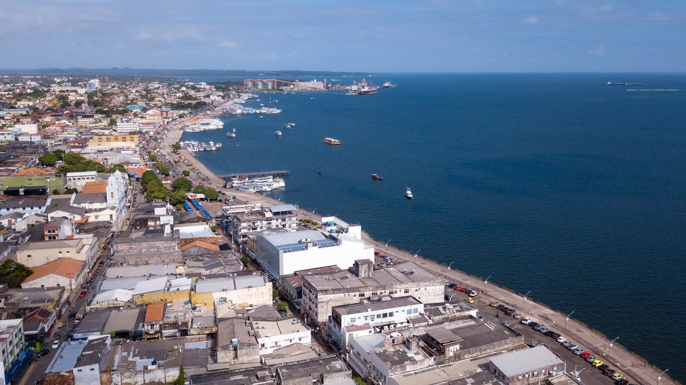 Vista aérea de Santarém PA, com o encontro das águas do Tapajós e Amazonas ao fundo