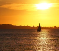 Pôr do sol no Guaíba com skyline de Porto Alegre RS ao fundo