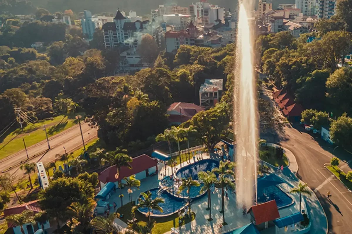 Piscinas ao ar livre no Parque Termal de Piratuba, cercadas por área verde