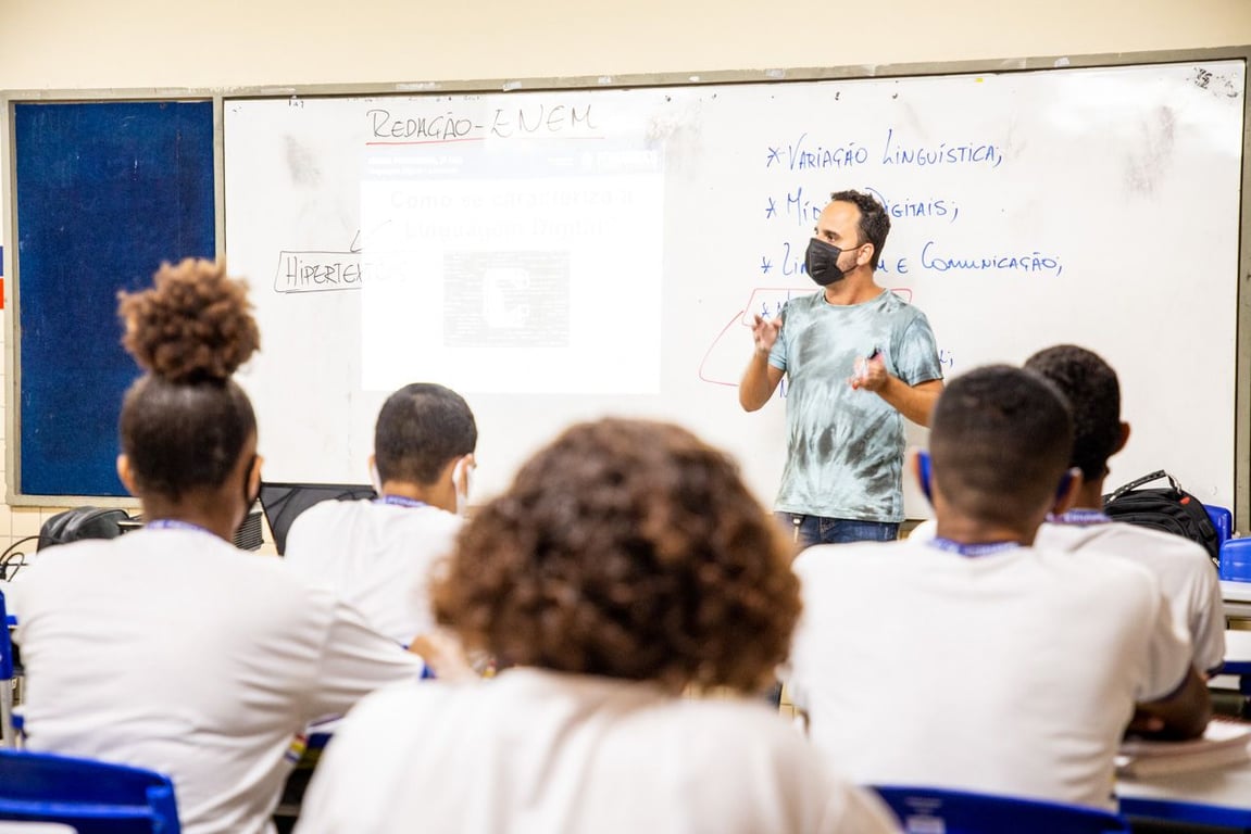 Sala de aula do ensino médio/técnico no Brasil, com professor à frente da turma