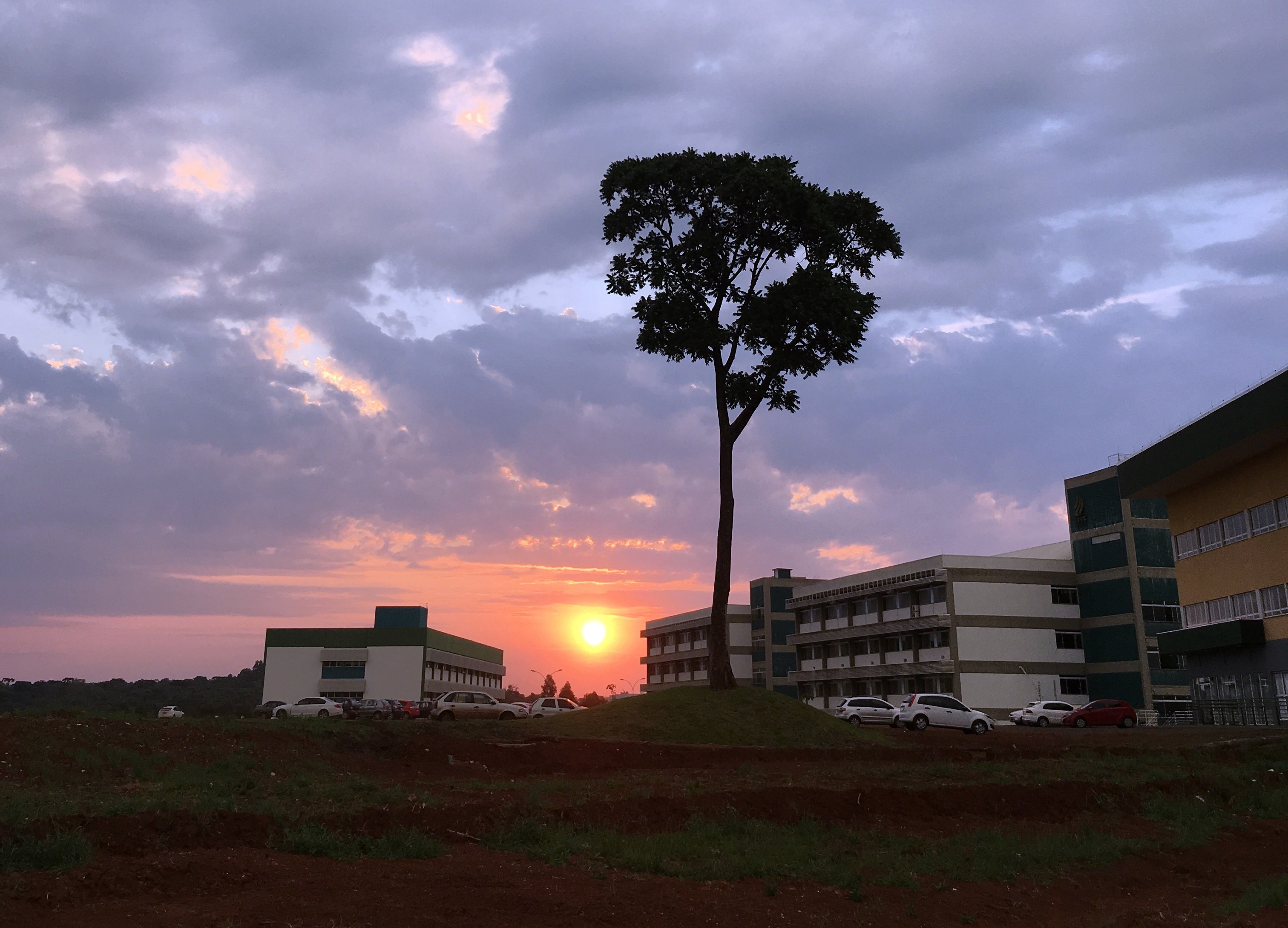 Vista urbana de Chapecó ao pôr do sol