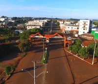 Vista urbana de Independência RS, com o pórtico de acesso à cidade e vegetação ao redor.