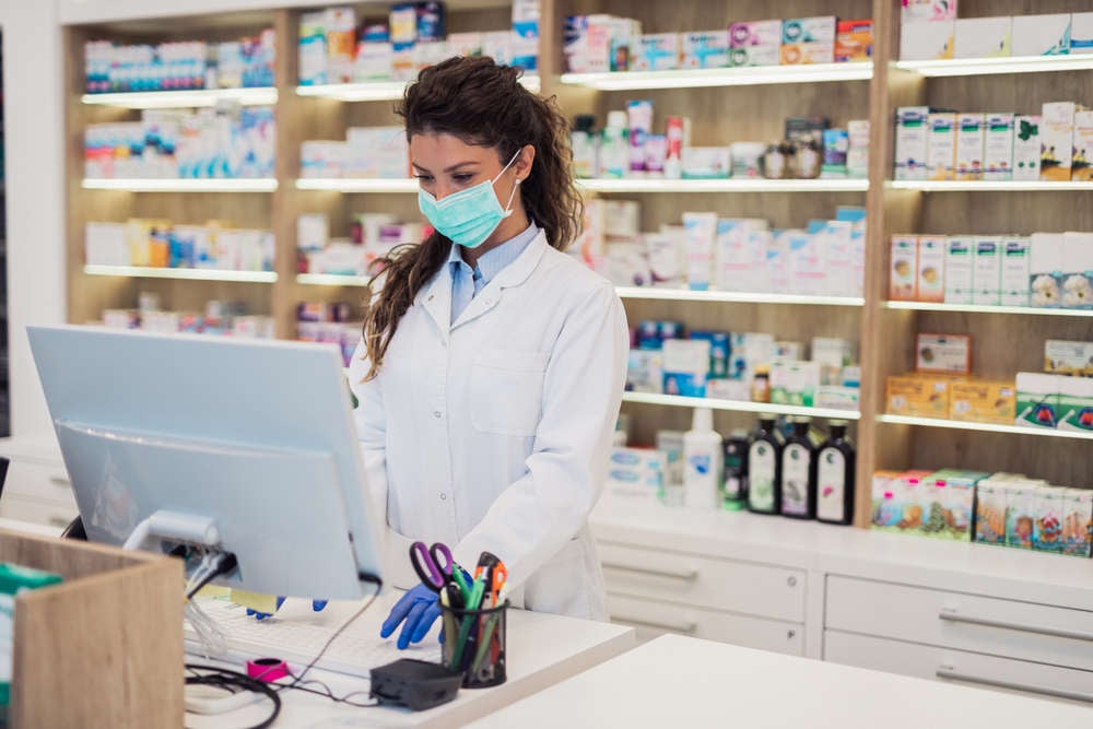 Profissional farmacêutico em unidade pública