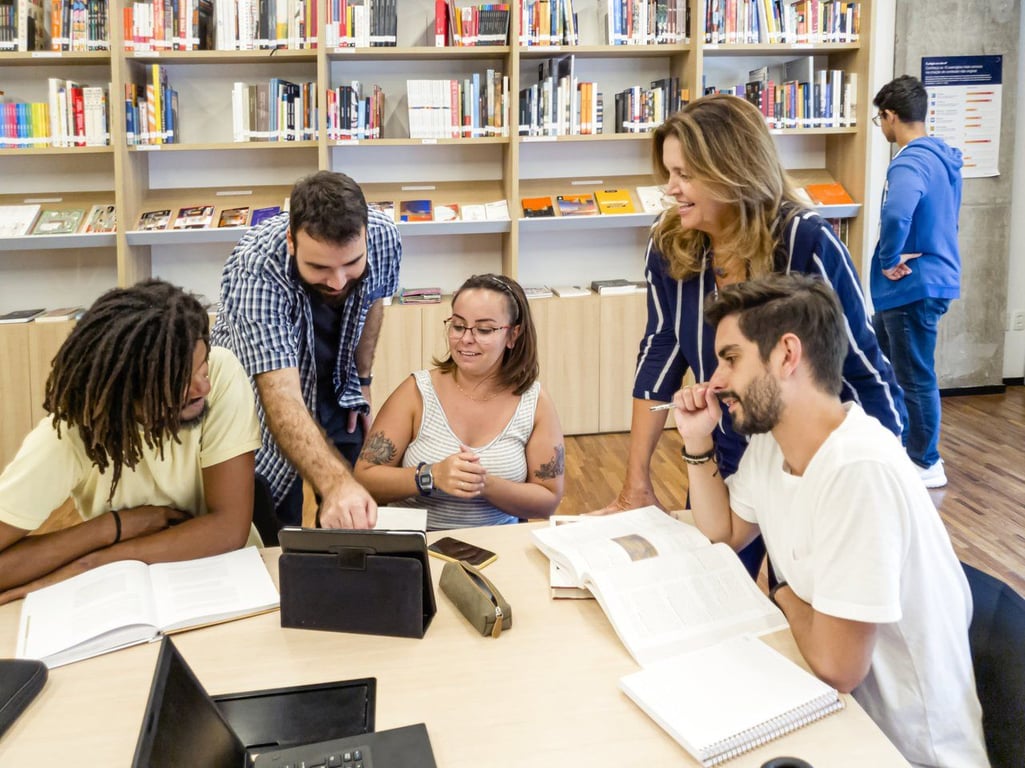 Professores em formação, em ambiente educacional contemporâneo