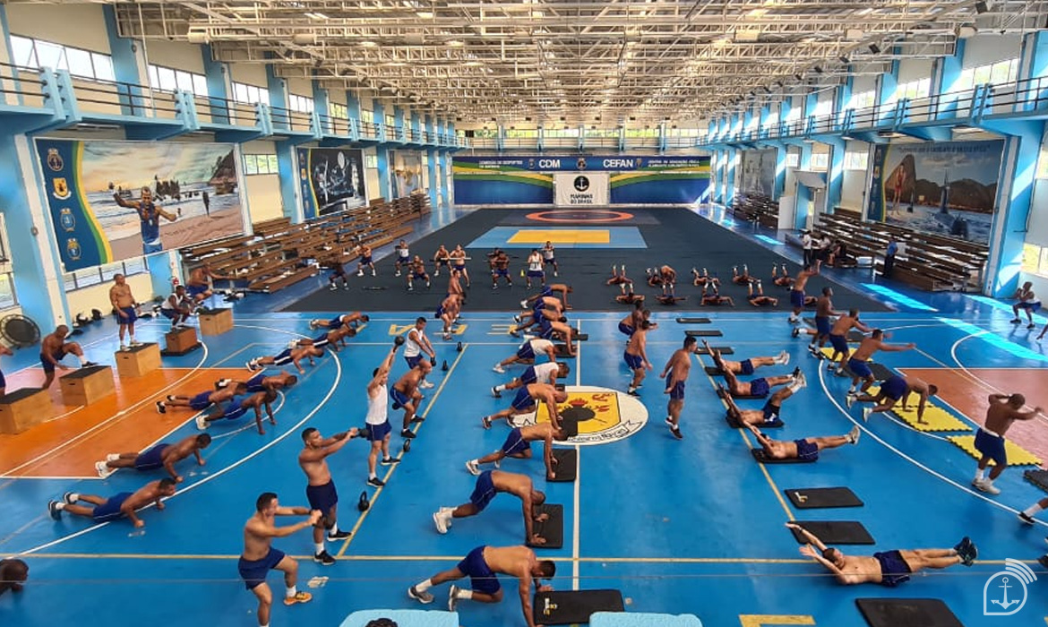 Atletas treinando em instalação da Marinha do Brasil; rotina de alto rendimento no CEFAN, Rio de Janeiro