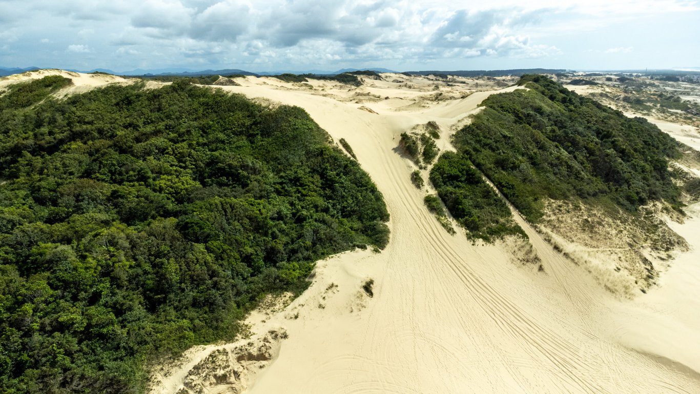 Paisagem litorânea de Jaguaruna, com dunas ao entardecer