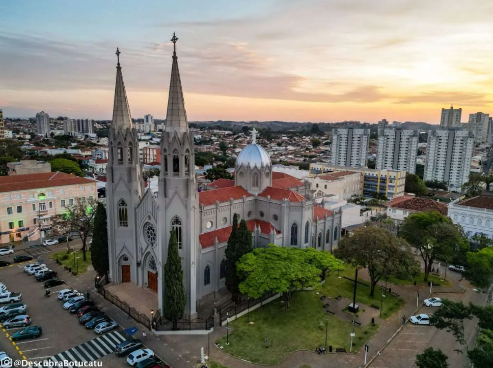 Vista urbana de Botucatu/SP ao pôr do sol