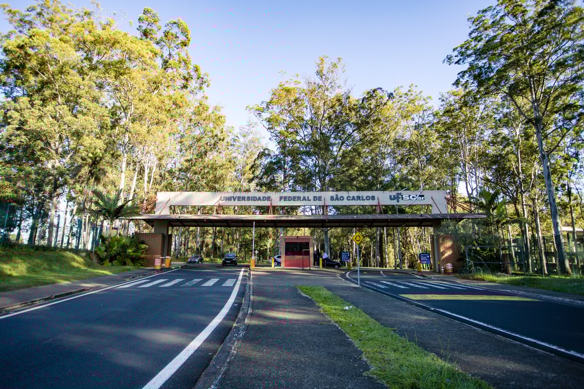 Entrada do campus da UFSCar em São Carlos, com área verde e pórtico de acesso