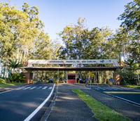 Entrada do campus da UFSCar em São Carlos SP, com área verde e pórtico de acesso.
