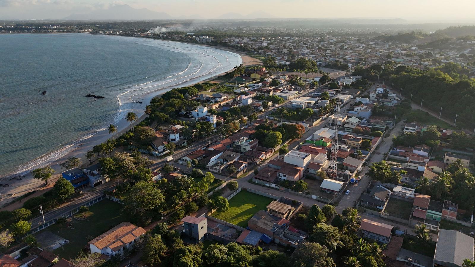 Vista aérea de Fundão ES, com mar, morros e área urbana