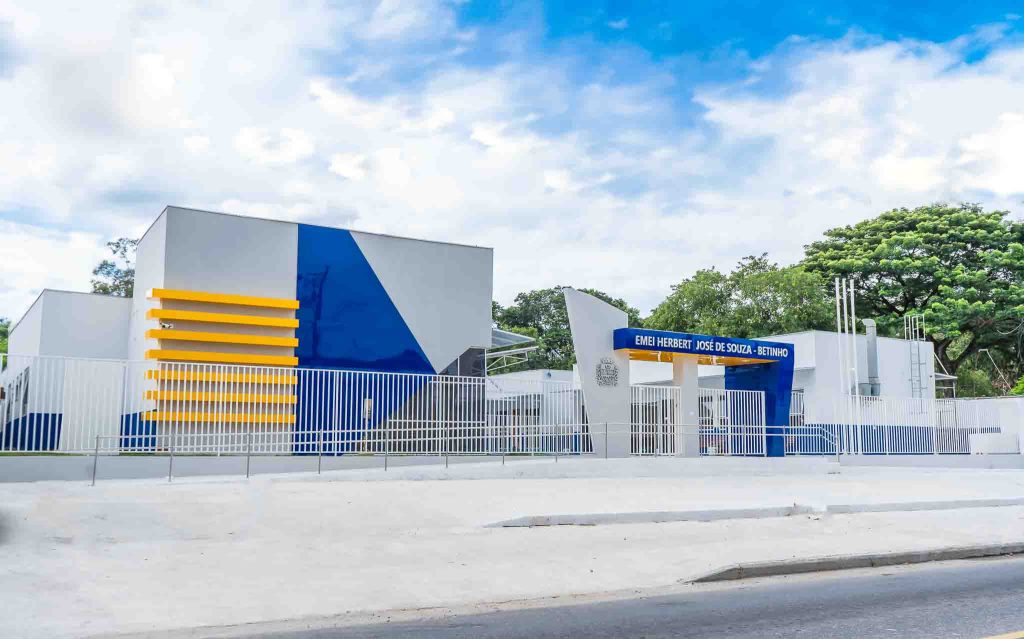 Fachada de escola pública no Brasil em dia claro