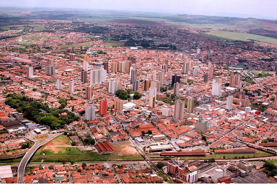 Vista aérea de Limeira SP ao entardecer, com áreas urbanas e vegetação