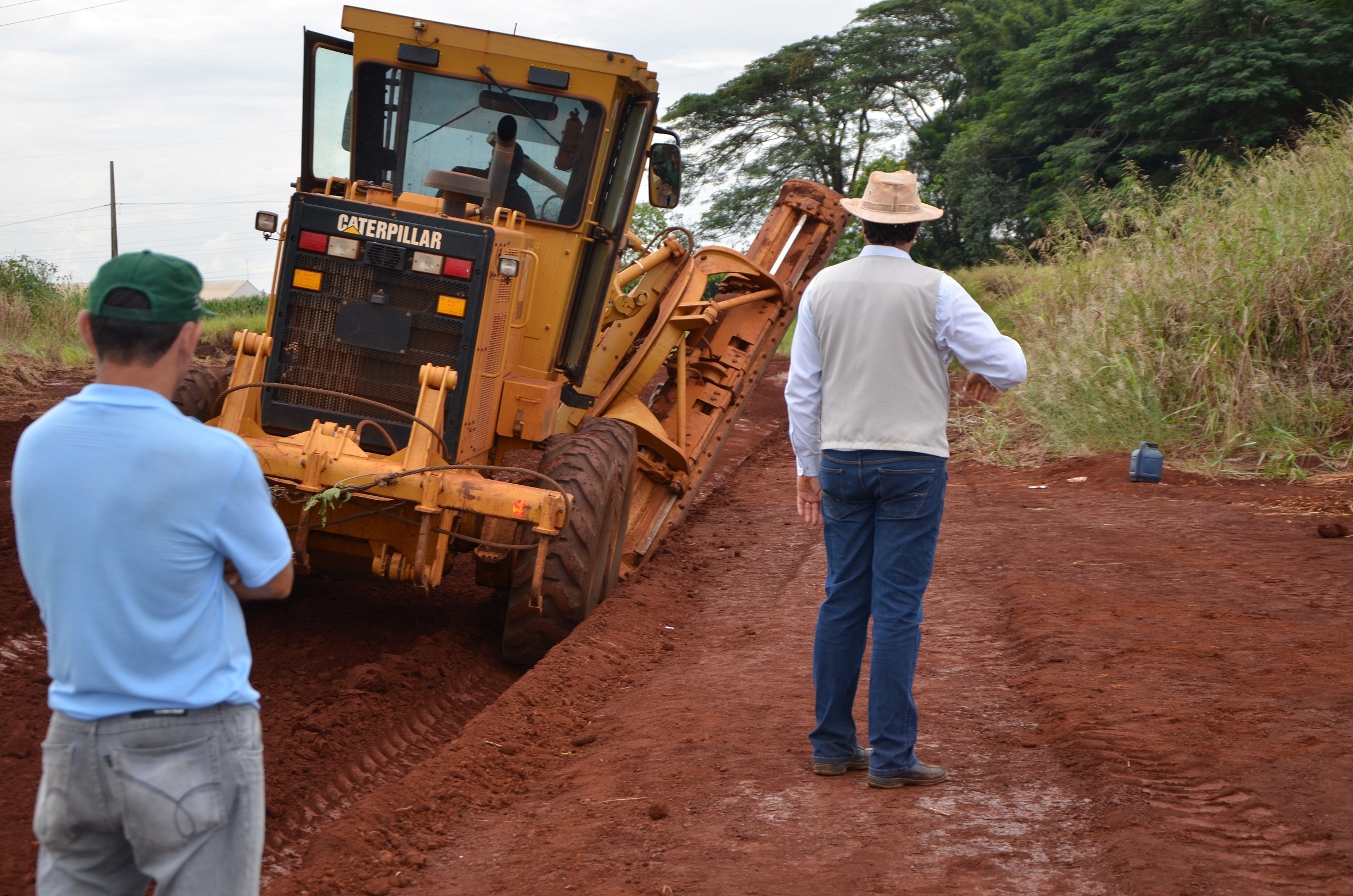 Equipe de manutenção trabalha com máquinas pesadas em pátio de obras