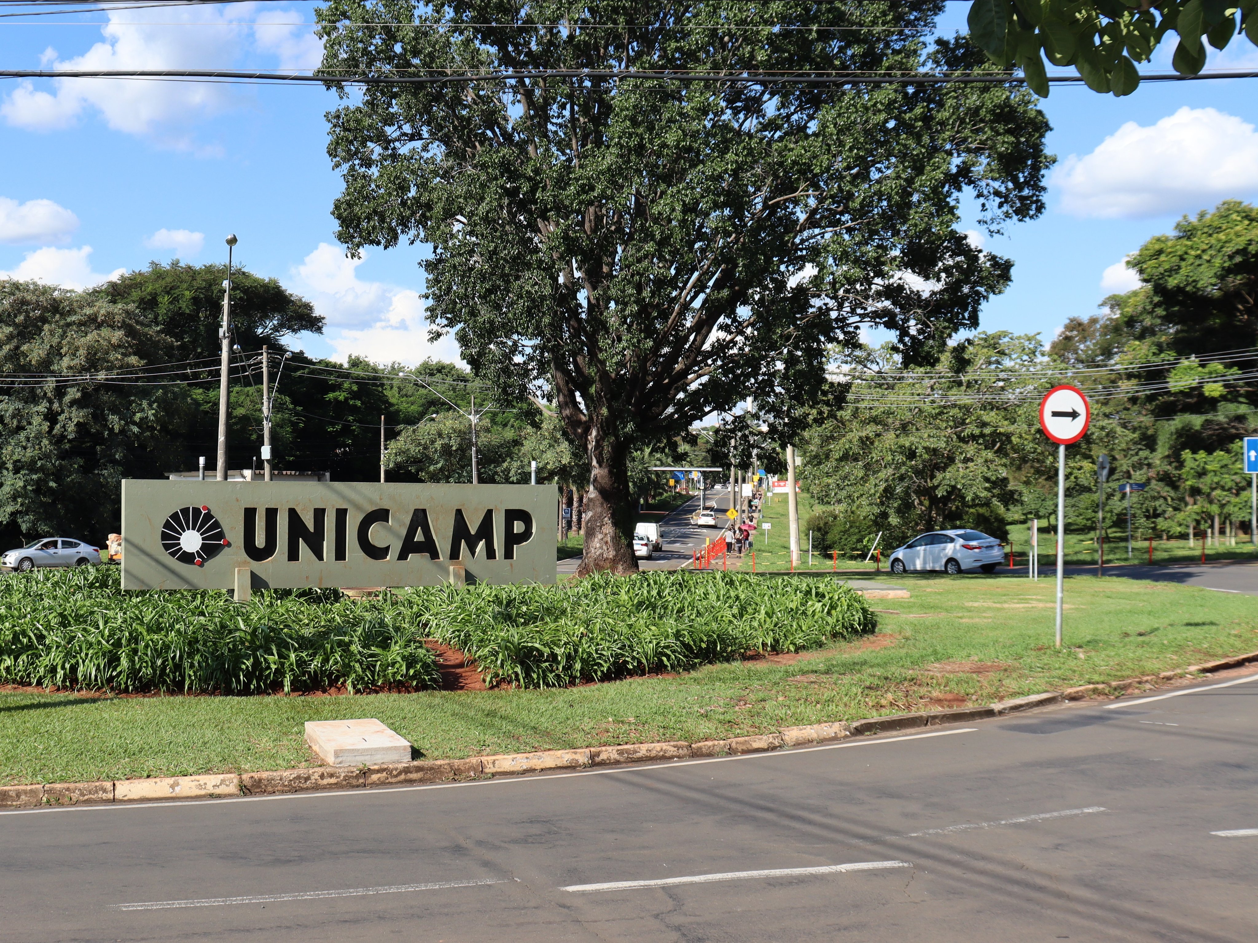Entrada do campus da Unicamp com o letreiro UNICAMP