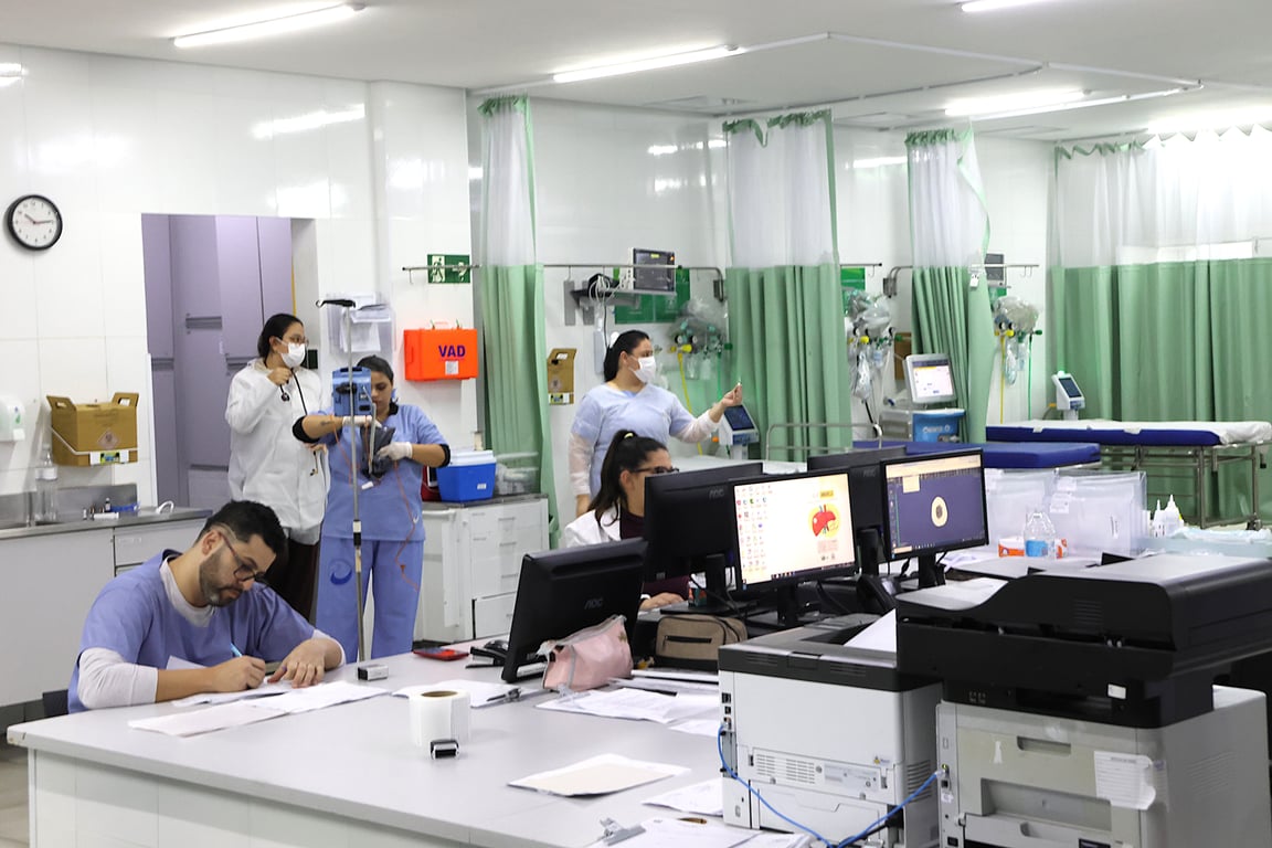 Profissionais de saúde em atendimento em hospital municipal