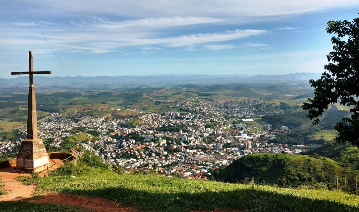 Vista aérea de Leopoldina MG, Zona da Mata, com colinas verdes ao redor