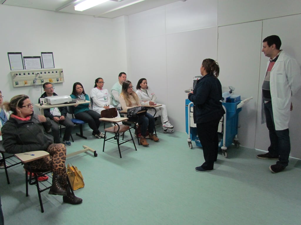Equipe de enfermagem em reunião de treinamento em hospital