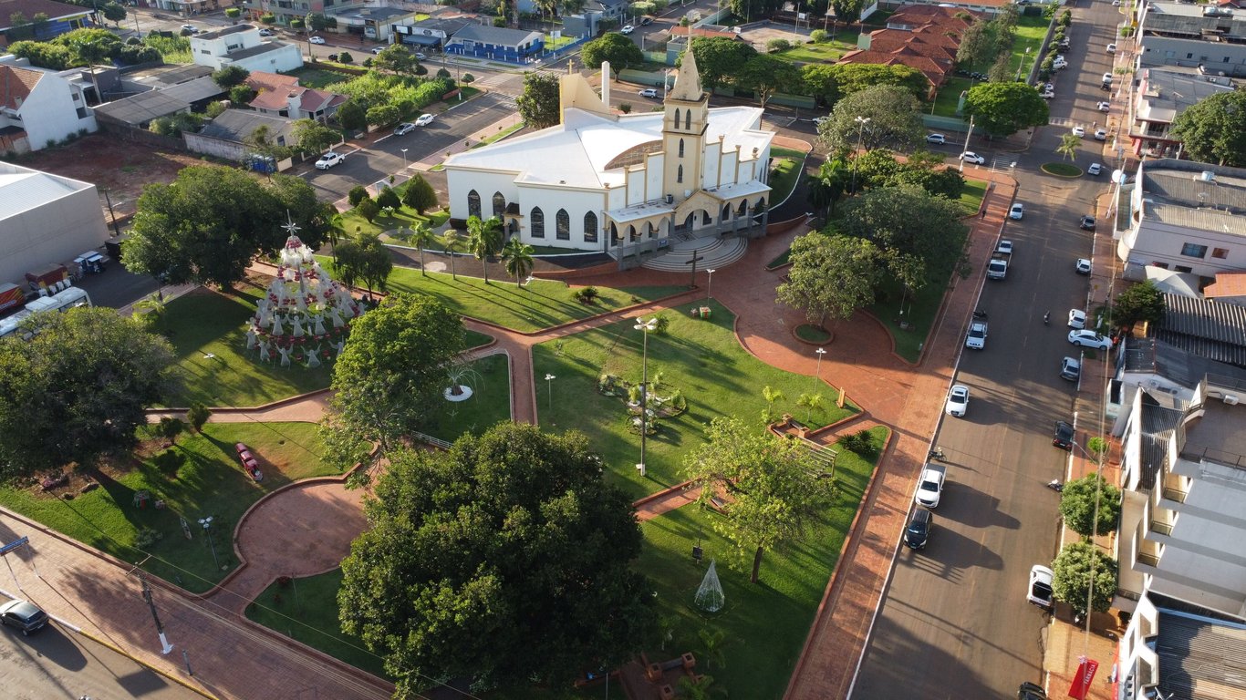 Vista aérea de pequena cidade no interior do RS, com praça central e igreja