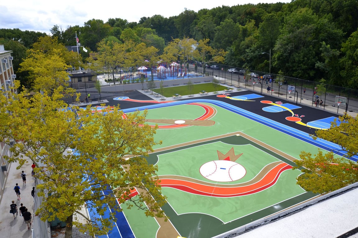 Pátio de escola pública com playground e árvores