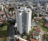 Vista urbana de Itatiba SP, com áreas residenciais e colinas ao fundo