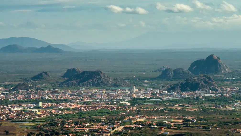 Vista aérea de Salgueiro, Pernambuco, com montanhas ao fundo