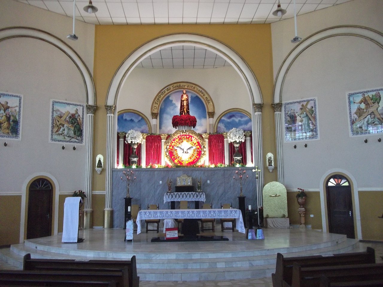 Interior do Santuário Senhor Bom Jesus da Cana Verde, Siqueira Campos PR