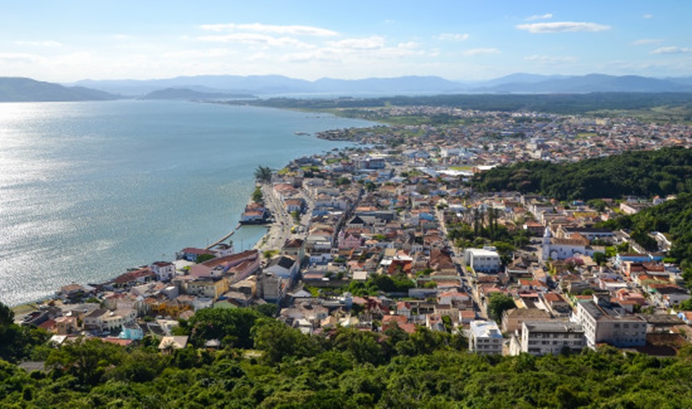 Vista aérea de Laguna SC, com mar, pontes e casario histórico