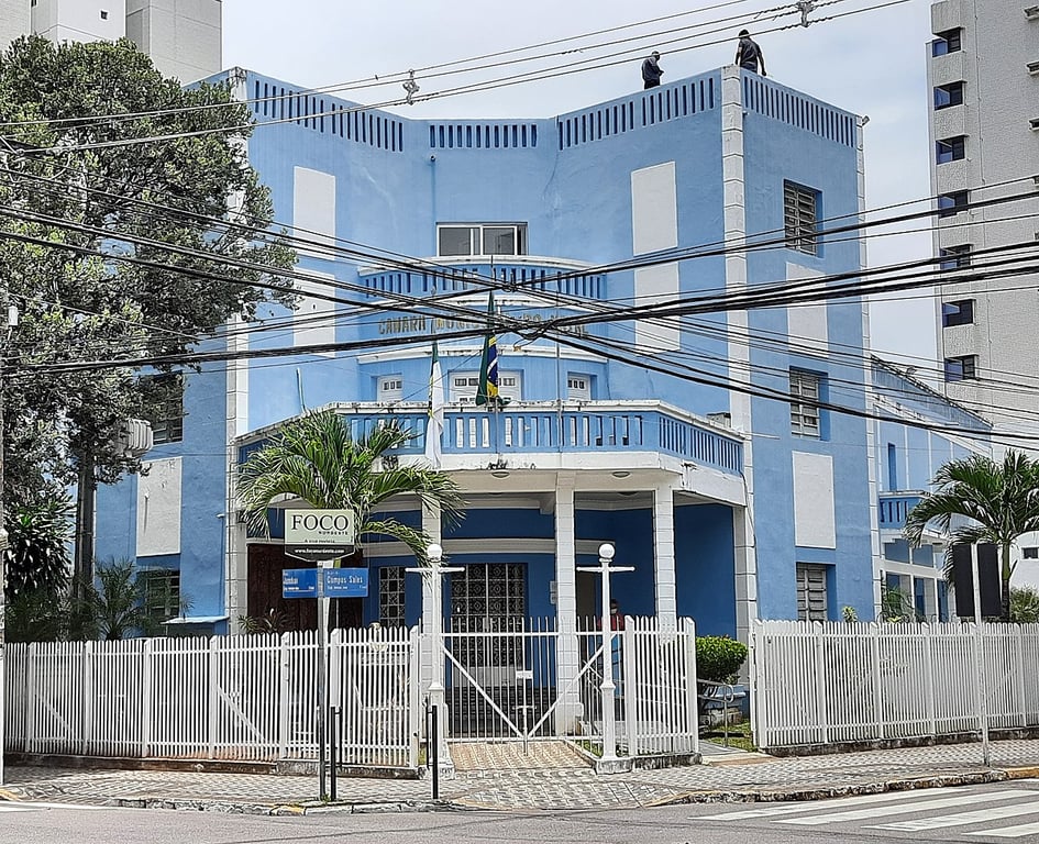 Fachada de prédio público com bandeira do Rio Grande do Norte, em Natal RN