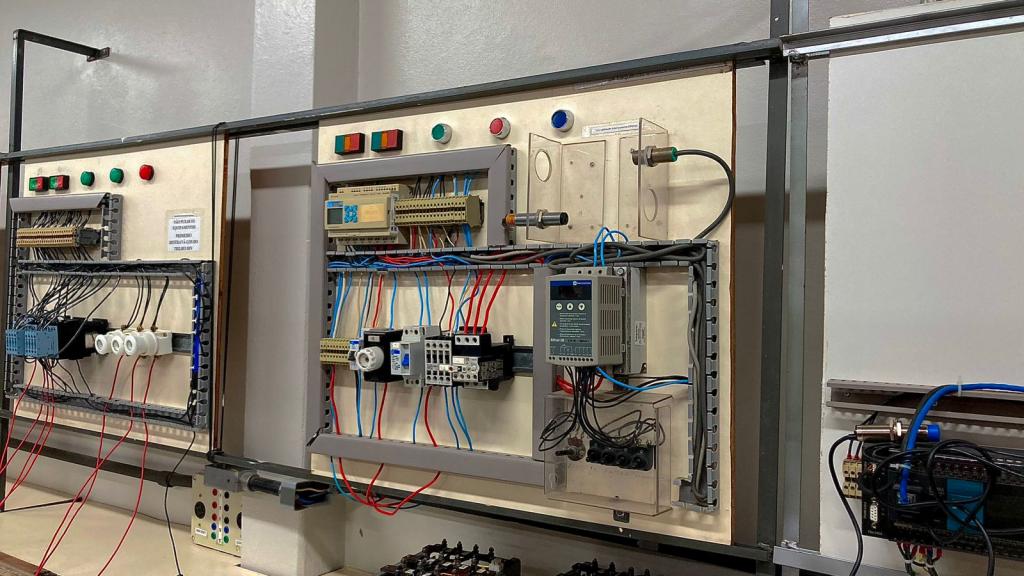 Ambiente acadêmico de automação e controle industrial