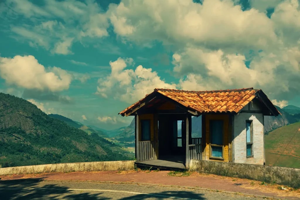 Paisagem serrana capixaba com morros ao fundo