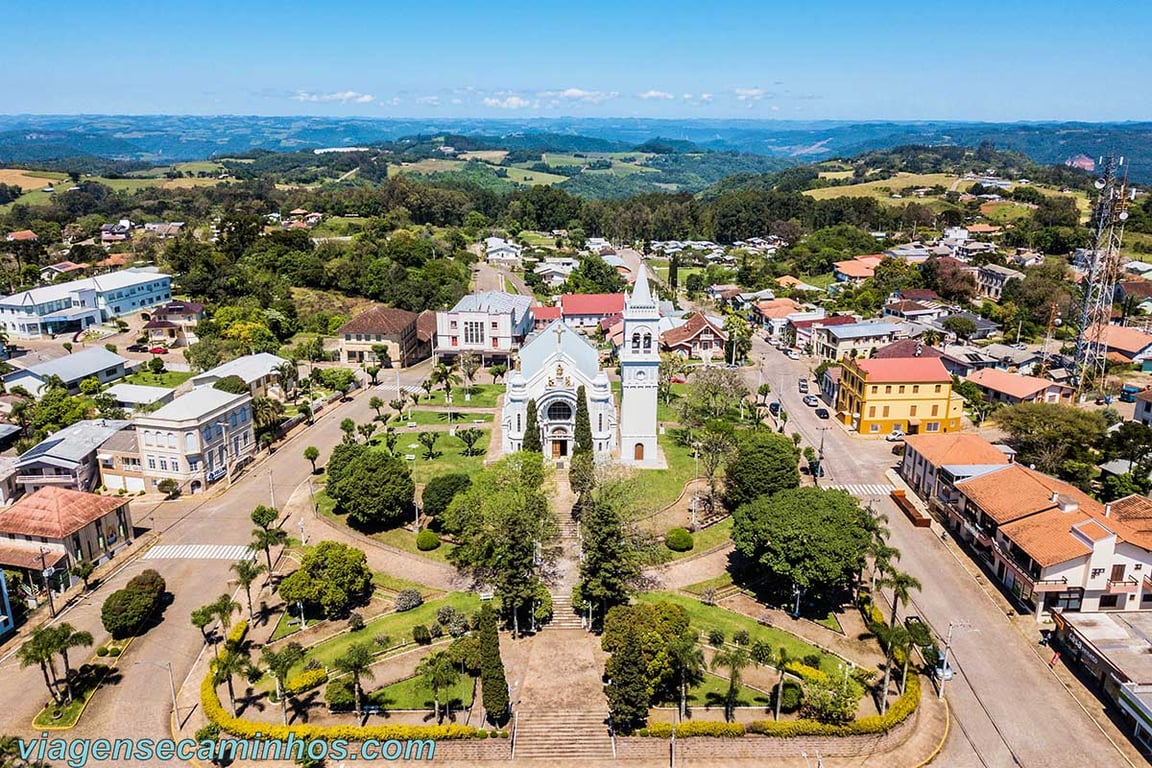Vista aérea de Cotiporã na Serra Gaúcha, com vales e morros ao fundo