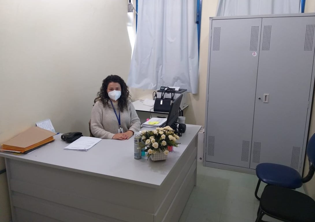 Atendimento na Atenção Básica de Saúde em cidade do interior, em ambiente de UBS, com profissional de saúde usando máscara, em composição horizontal