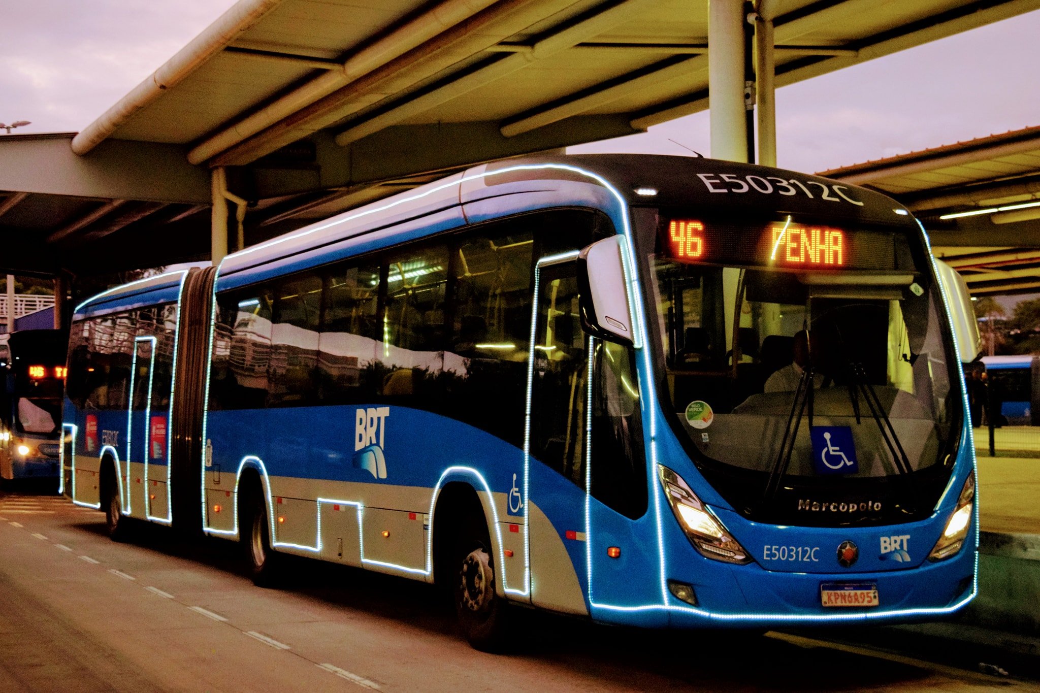 Ônibus articulado no corredor do BRT TransCarioca ao fim da tarde