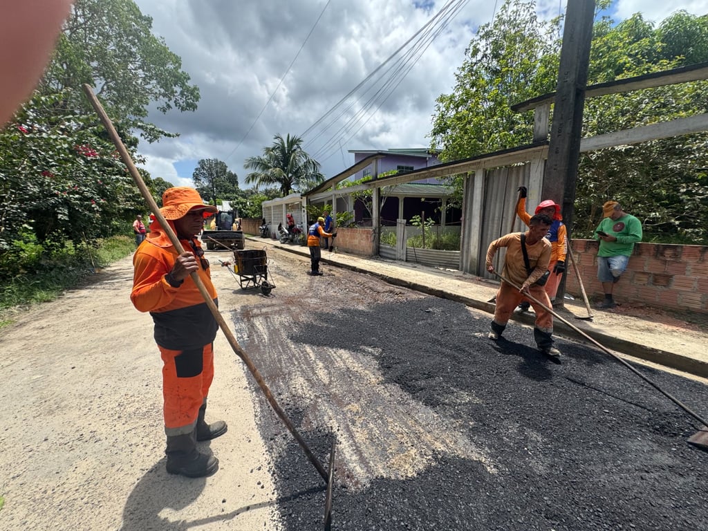 Equipe de obras públicas em manutenção de via urbana