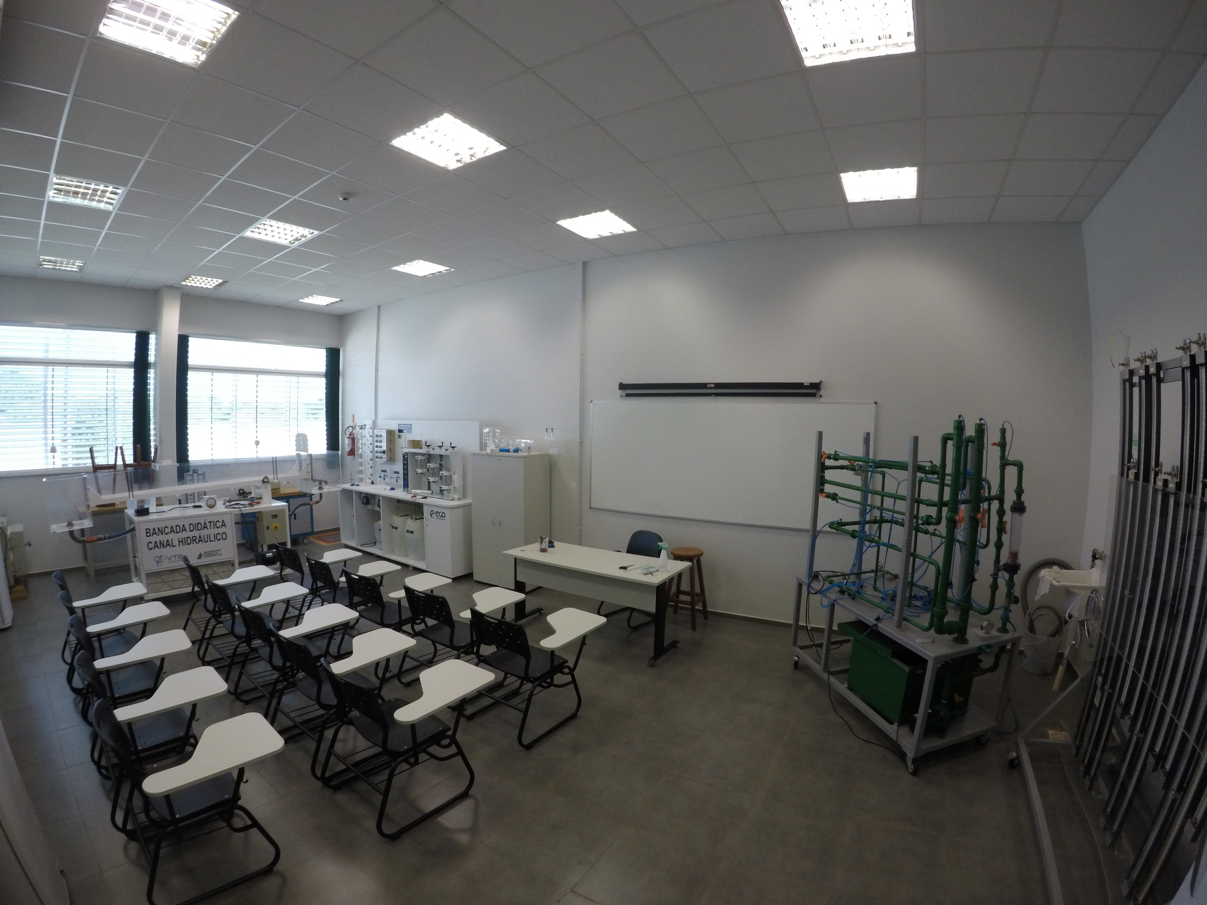 Ambiente acadêmico de laboratório de Química