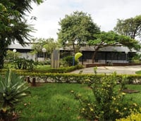 Imagem ilustrativa de campus universitário moderno, com áreas verdes e edifícios acadêmicos.
