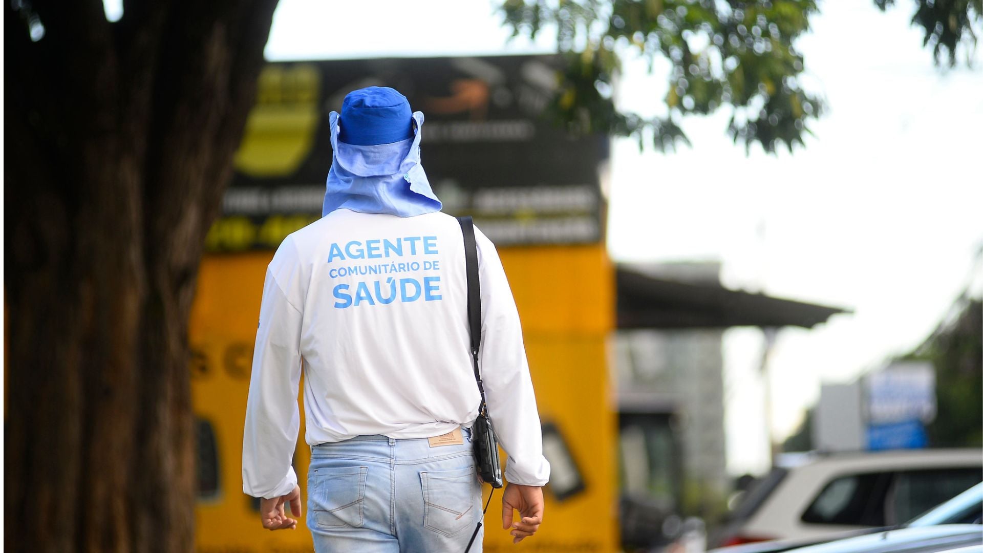 Agente comunitário de saúde em atividade de campo, na Atenção Primária no Brasil