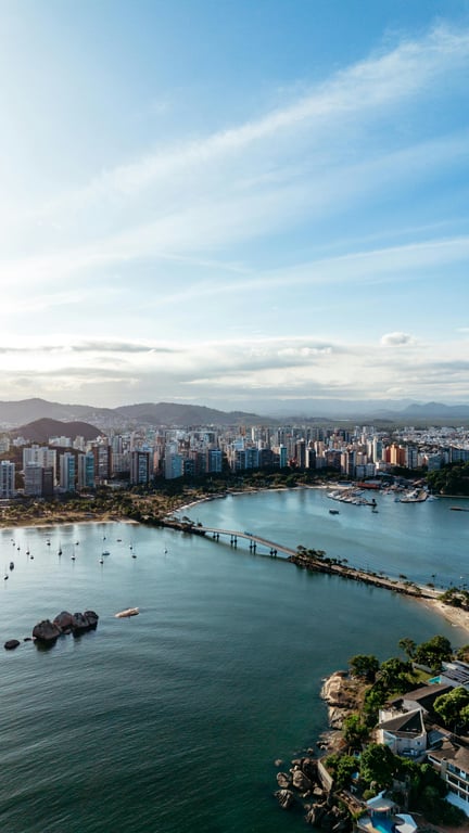Vista aérea de Vitória com a Terceira Ponte e a baía