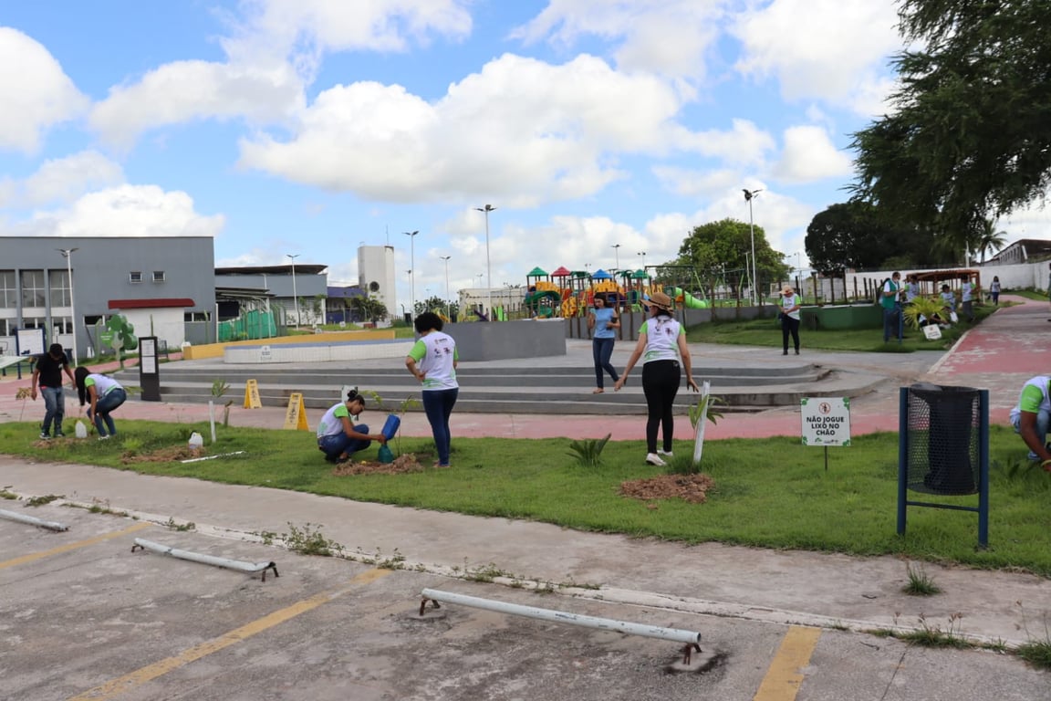 Campus da UEMA em Bacabal, com estudantes em atividade ao ar livre